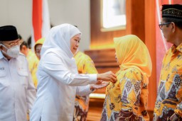 Gubernur Khofifah Sematkan Lencana Penghargaan untuk 526 Pendonor Sukarela 75 Kali