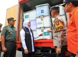 Gubernur Khofifah Berangkatkan 81 Truk Bantuan Kemanusiaan untuk Palestina