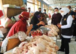 Gubernur Khofifah Pastikan Harga Bapok di Pasar Magetan Stabil