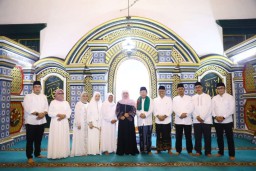 Gubernur Khofifah Sholat Taraweh di Masjid Jami' Panembahan Somalia Sumenep
