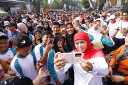Gubernur Khofifah Mlaku Bareng Ribuan Masyarakat di Bakorwil Jember