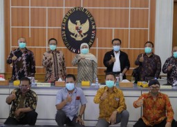 Gubernur Khofifah: 'Kado' Kebahagiaan Bagi Pekerja di Hari Kemenangan