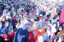 Membaur Jalan Sehat Bersama Ribuan Masyarakat Situbondo, Gubernur Khofifah : Pererat Silaturahmi