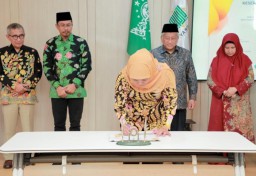 Gubernur Khofifah Teken MoU Baksos Kesehatan Mata 'Membuka Lentera Bawean' Semarakkan Peringatan 1 Abadi NU