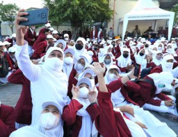 Khofifah Ajak Maba Universitas Muhammadiyah Surabaya Perkuat Sinergi Social Capital dan Intelektual Capital