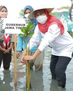 Gubernur Khofifah Ajak Masyarakat Cintai Lingkungan
