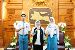 Gubernur Khofifah Semangati Dua Anggota Paskibraka Nasional Asal Jatim yang Akan Bertugas di Istana Merdeka