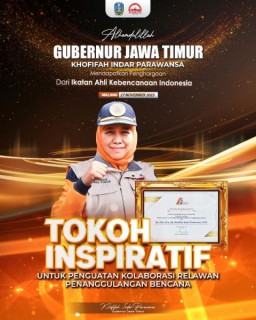 Gubernur Khofifah Terima Penghargaan Tokoh Inspiratif Penguatan Kolaborasi Relawan Penanggulangan Bencana dari IABI