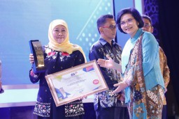 Raih Penghargaan Jatim Bangkit Awards 2023, Gubernur Khofifah : Hasil Kerja Keras, Kerja Bersama dan Kerja Sinergi Semua Elemen di Jatim