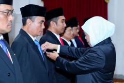 Sematkan 602 Satyalancana Karya Satya bagi ASN Pemprov Jatim, Gubernur Khofifah : Jaga Kepercayaan Negara dan Masyarakat