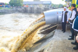 Kurangi Banjir Bengawan Jero Lamongan, Gubernur Khofifah Tambah Pompa dan Genset di Pintu Air Kuro
