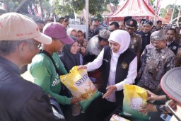 Gelar Pasar Murah, Bagikan Bansos dan Zakat Produktif di Situbondo, Gubernur Khofifah : Semoga Jadi Pembuka Pintu Kelancaran Rezeki