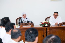 Langsung Pimpin Rakor Usai Pulang Umroh, Gubernur Khofifah Fokuskan Peningkatan Pendapatan Daerah untuk Maksimalkan Pembangunan