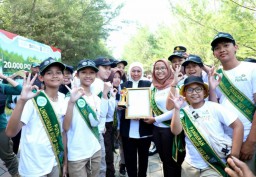 Gubernur Khofifah Ajak Remaja Siapkan Diri Sebagai Generasi Emas 2045