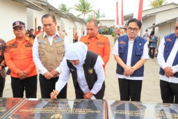 Resmikan 68 Huntara dan Jembatan Resapombo di Blitar, Gubernur Khofifah : Insya Allah Warga Hidup Tenang, Aman dan Nyaman