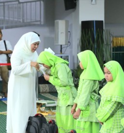 Santuni 1.000 Anak Yatim di Akhir Tahun 1444 H, Gubernur Khofifah: Wujud Ungkapan Syukur dan Mohon Keberkahan Bagi Jawa Timur