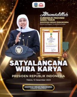 Gubernur Khofifah Terima Tanda Kehormatan Satyalancana Wira Karya Bidang Pengelolaan Pengembangan dan Pembangunan Kelautan dari Presiden RI