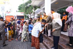 Berbagi Kebahagiaan Jelang Ramadhan, Gubernur Khofifah Bagikan 650 Paket Sembako Warga Sekitar Kantor Gubernuran dan Cleaning Service