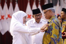 Serahkan Penghargaan untuk 525 Pendonor Darah Sukarela Sebanyak 75 Kali, Gubernur Khofifah: Terimakasih Sudah Menyelamatkan Banyak Nyawa