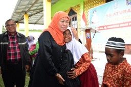 Kunjungi Kampung Maibo, Gubernur Khofifah Sampaikan Kesiapannya Jadi Ibu Asuh Bagi Anak -anak yang Mau Bersekolah di Jatim