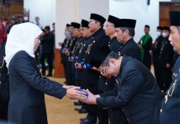 Gubernur Khofifah Lantik 11 Pejabat Eselon II dan Kukuhkan Kepala BRIDA Jatim