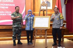 Gubernur Khofifah Bersama Kapolda dan Pangdan Tandatangani Delapan Komitmen Antisipasi Gangguan Pergantian Tahun Baru 2023