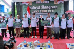 Tanam Ribuan Mangrove, Gubernur Khofifah Terus Gaungkan Sedekah Oksigen Untuk Dunia