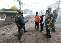 Tinjau Dampak APG Semeru, Gubernur Khofifah: Keselamatan Masyarakat Jadi Prioritas Utama