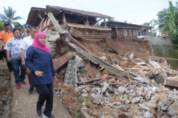Tinjau Lokasi Bencana Tanah Gerak di Ponorogo, Gubernur Khofifah Siapkan Anggaran BTT untuk Bangun Rumah Warga Terdampak