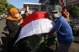 Gubernur Khofifah Bagikan Bendera Merah Putih dan Sembako pada Ratusan Tukang Becak