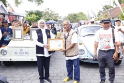 Gubernur Khofifah Lepas Parade VW Sumpah Pemuda Se-Jawa Bali di Blitar