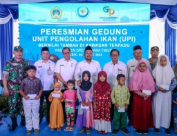 Dorong Roda Perekonomian Warga Sidayu, Bupati Gresik Siapkan Unit Pengolahan Ikan Bandeng