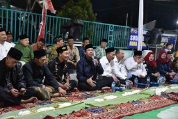 Bupati Muhdlor Rayakan Malam Tahun Baru 2023 Bersama Ribuan Warga Sidoarjo dengan Syukuran Makan Lesehan Alas Daun Pisang