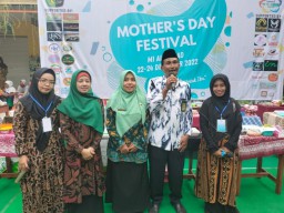 Peringati Hari Ibu, MI Al Ahmad Krian Gelar Festival dan Bazar Amal