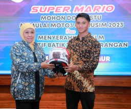 Jelang Musim Moto3 GP 2023, Gubernur Khofifah Terima Helm Motif Batik Sarangan dari 'Super Mario'
