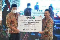 Suksesksn Program PTSL, Wabup Subandi Serahkan Hibah Anggaran Pola Trijuang