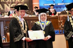 Raih Gelar Doktor Honoris Causa Bidang Ilmu Ekonomi dari FEB-UNAIR, Gubernur Khofifah Orasi Ilmiah Reformasi Perlindungan Sosial