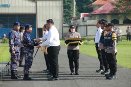 HUT Ke 72 Polairud, Kapolda Jatim Berikan Penghargaan Kepada 9 Anggota Berprestasi