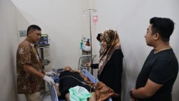 Jenguk Korban Tertimpa Pohon Tumbang, Bupati Ikfina Akan Evaluasi Mitigasi Bencana