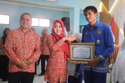 Serahkan Beasiswa Berprestasi, Bupati Ikfina: Punya Kelebihan Patut Disyukuri