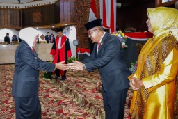 Mayjen TNI (Purn) Istu Hari Subagio Dilantik Sebagai Pimpinan DPRD Jatim, Gubernur Khofifah Ajak Jaga Soliditas dan Kekompakan di Tahun Politik