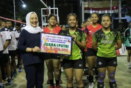 Bupati Anna Mu'awanah Beri Apresiasi Pemenang Turnamen Bola Voli Putra Putri GMP Cup U 16