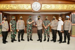 Kapolda Jatim Sambut Hangat Kunjungan Kehormatan Panglima Divisi Infanteri 2 Kostrad