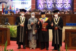 Kapolda Jatim, Dr Irjen Toni Hermanto Jadi Wisudawan Terbaik S3 FH UNAIR