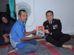 Polres Blitar Beri Santunan Keluarga Korban Tragedi Kanjuruhan