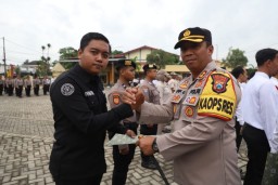 Loyalitas Tanpa Batas, Bripda Ivantri Humas Polres Mojokerto Raih Penghargaan dari Kapolres