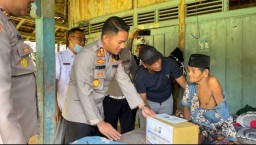 Kapolres Sampang AKBP Siswantoro Berikan Bantuan Kakek Viral di Desa Batuporo Barat Kedundung