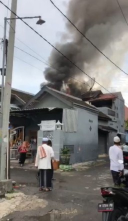 Rumah Milik Karyawan Bank UMKM Sampang Dilalap Api