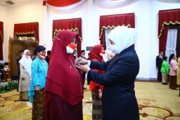 Gubernur Khofifah Sematkan Satyalancana Karya Satya Bagi 215 Guru SMA/SMK Jatim