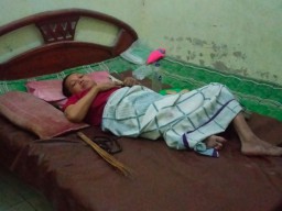 Sakit Stroke 10 Tahun, Ibu Khorijah Minta Perhatian Pemkab Sampang